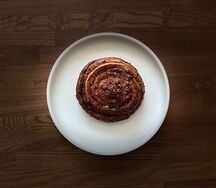 Улитка с корицей, карамелью и орехами