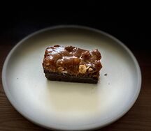 Брауни с карамелью и фундуком