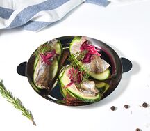 Бутерброды с маринованной корюшкой