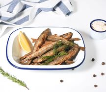 Корюшка жареная с соусом тартар и лимоном