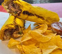 Шаверма в сырном лаваше с чипсами