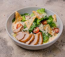 Цезарь по-грузински с пряной курицей