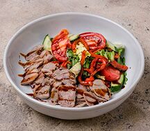 Салат с язычками говядины и тутовым соусом