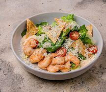 Цезарь по-грузински с жареными креветками