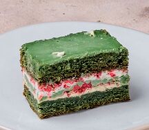 Пироженое фисташковое с малиной