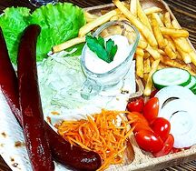 Хот-дог на тарелке