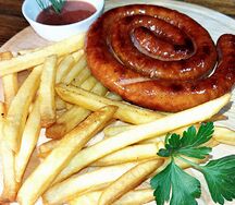Колбаска гриль с картошкой фри и красным соусом