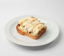 Тост со шницелем из цыпленка и сыром Камамбер