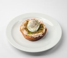 Бриошь с риетом и яйцом пашот