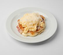 Большой оладушек со скрэмблом и беконом