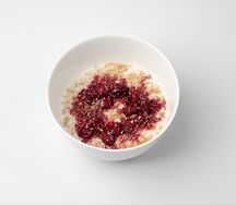 Каша овсяная с пьяной вишней и ореховой крошкой