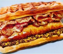 Сырные вафли с колбаской гриль и беконом