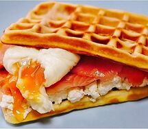 Сырные вафли с семгой и яйцом пашот