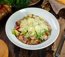 Салат с курицей и копченым сыром