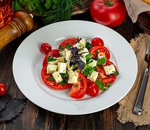 Салат с имеретинским сыром и помидорами