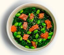 Салат чука с лососем, эдамаме и ореховым соусом