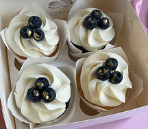 4 капкейка с голубикой