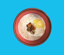 Каша овсяная с сухофруктами и свежими ягодами