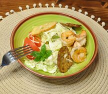 Салат Цезарь с креветками