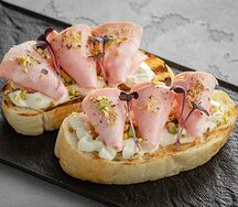 Брускетта с мортаделлой, творожным сыром и крошкой из фисташки
