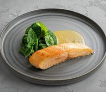 Лосось с зелеными овощами и соусом ремулад