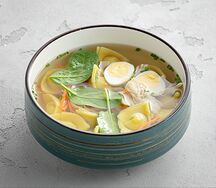 Куриный бульон с тортеллини и овощами
