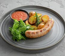 Домашняя сальсичча из цыпленка с вялеными томатами и печеным картофелем
