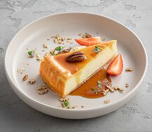 Чизкейк с карамелью, кленовым сиропом и пеканом