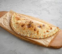 Кальцоне с окороком и сыром 