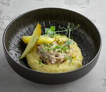 Бефстроганов из мраморной говядины с картофельным пюре и сальсой из маринованных огурцов