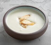 Крем-из цветной капусты с копченым куриным филе и страчателлой