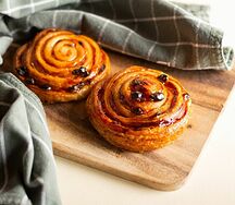 Улитка с изюмом и заварным кремом