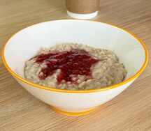 Каша овсяная с малиной