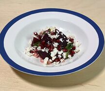 Салат со свеклой, кускусом и сыром фета