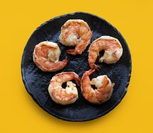 Креветки тигровые, обжаренные на белом вине со специями