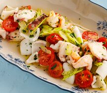 Теплый салат с морепродуктами, сельдереем и черри