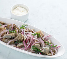 Грузди белые с крымским луком и сметаной