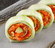 Фирменный ролл с лососем