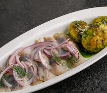 Сельдь олюторская с мятым картофелем