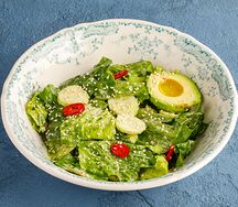 Зеленый салат с авокадо и ореховой заправкой