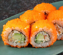 Ролл Калифорния с лососем