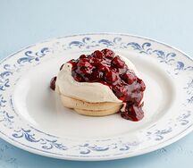 Безе с вареной сгущенкой и вишней