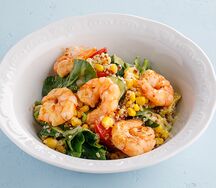 Салат с киноа, креветками и кукурузой