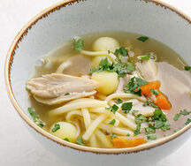 Домашний куриный суп с лапшой