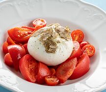 Буррата с томатами и черным трюфелем