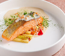 Лосось в икорном соусе с овощами