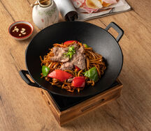 Вок с домашней пшеничной лапшой Удон, овощами и соусом