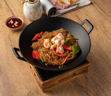 Вок с рисовой стеклянной лапшой, овощами и соусом