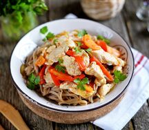 Вок с гречневой лапшой Соба, овощами и соусом