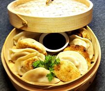 Пельмени китайские самолепные отварные со специальным соусом